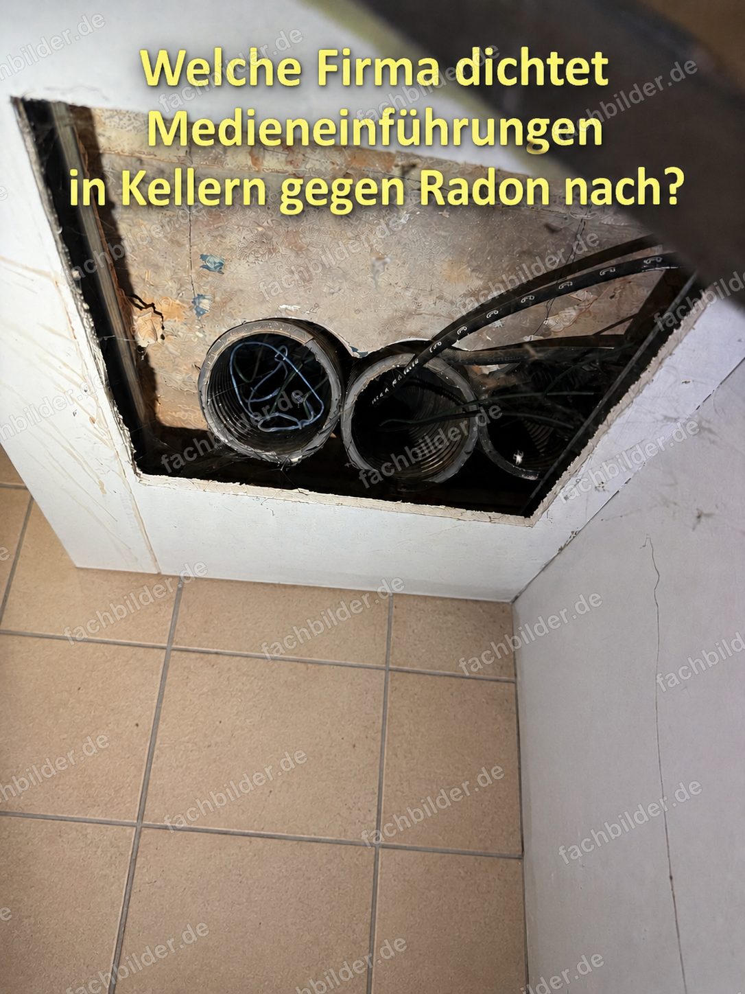 Offene Leerrohre im Keller: hier gehört eine Radonabdichtung hin